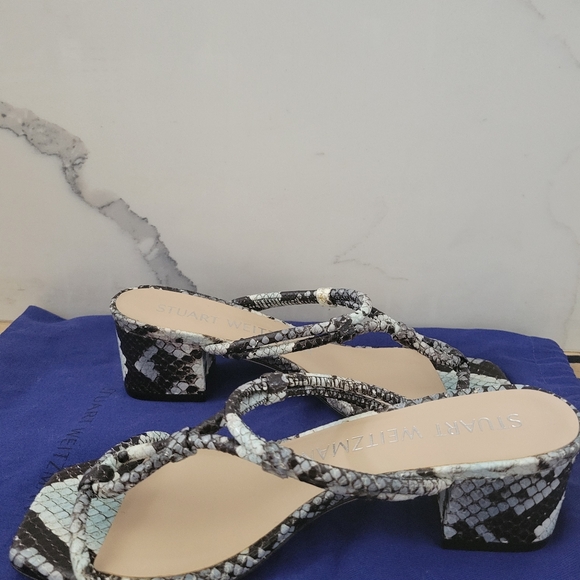 Stuart Weitzman Sandal. Blue  Printed Boa. Size 6. - Picture 2 of 4